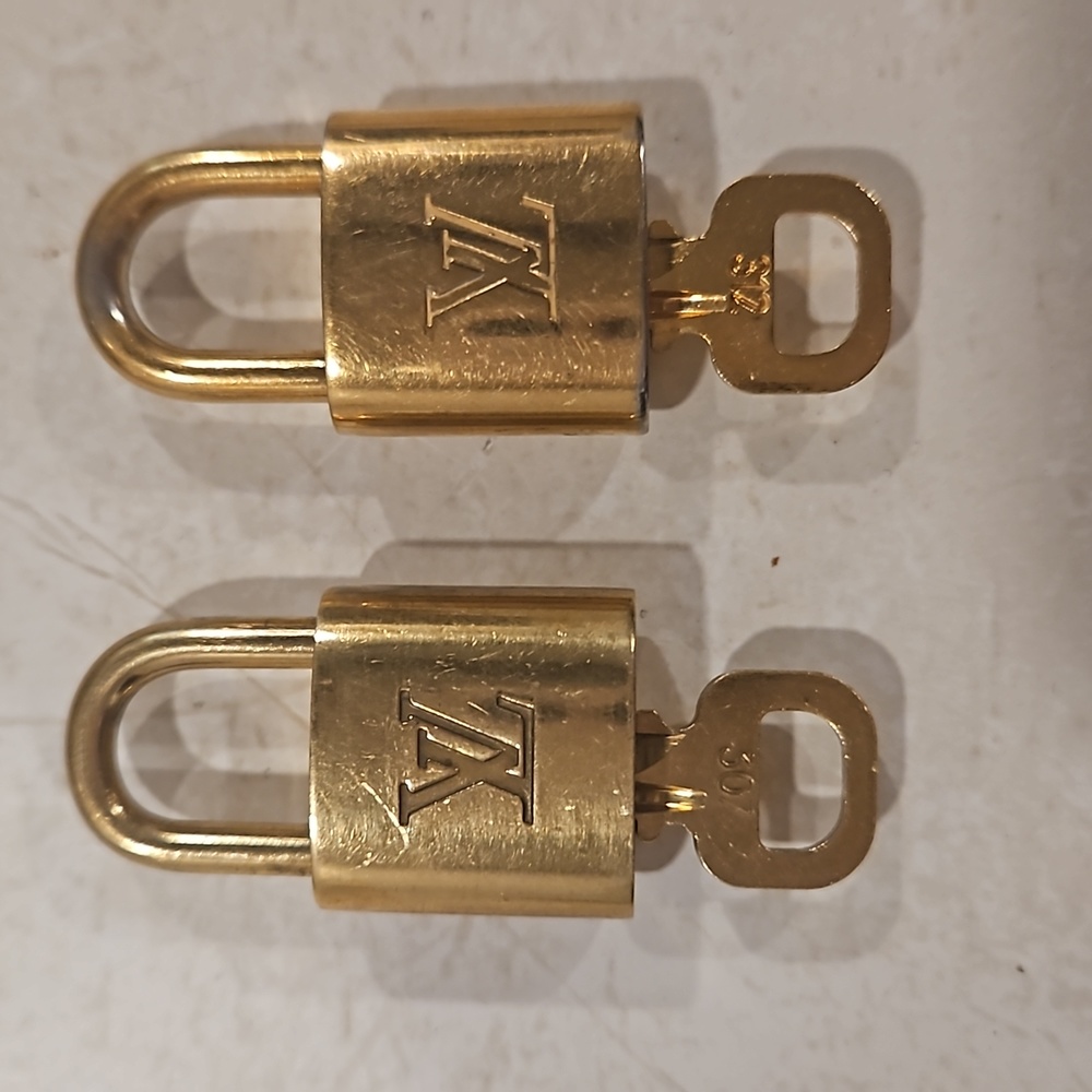 (ONE) 1 Authentic Louis Vuitton Lock & Key Set - Picture 13 of 17